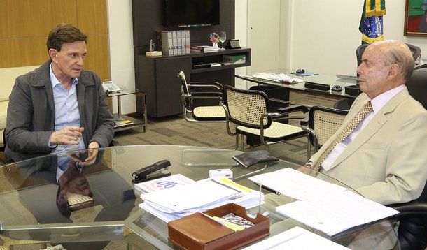 O prefeito Marcelo Crivella anuncio que ele e o governador em exercício do Rio de, Francisco Dornelles, decidiram unir esforços para cobrar do governo federal o cumprimento imediato de medidas de enfrentamento à onda de violência que atinge a Cidade do Rio; Crivella e Dornelles se reuniram no Palácio Guanabara, onde firmaram o compromisso de união das duas esferas de poder, diante da atual crise na segurança pública; "Nós somos hoje o epicentro de uma violência anômica no Brasil. Eu e o governador  já estivemos em Brasília e, naquela ocasião, nos foram prometidas medidas importantíssimas para a segurança", afirmou Crivella