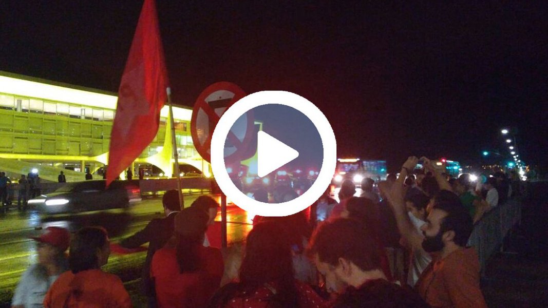Manifestantes se concentram diante do Palácio do Planalto pedindo eleições diretas e Fora Temer; o buzinaço dos carros é intenso em Brasília, depois que uma delação bomba do empresário Joesley Batista, da JBS, revelou gravações em que Michel Temer apoia a compra do silêncio de Eduardo Cunha (PMDB-RJ) na prisão; segurança do prédio da residência oficial da presidência foi reforçada com soldados do Exército; PM usa spray de pimenta para expulsar manifestantes; já morto, Temer convocou reunião de emergência com ministros e auxiliares
