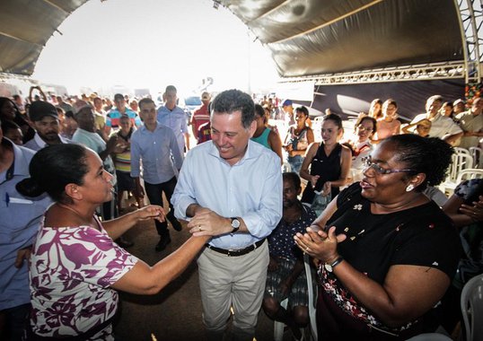 O governador Marconi Perillo liderou mais uma movimentada semana da Caravana Goiás na Frente; nesta semana, a Caravana percorreu 14 cidades e os convênios assinados com as prefeituras somam R$ 196,7 milhões; programa é o maior em investimentos no País; do total de R$ 9 bilhões, R$ 500 milhões serão destinados exclusivamente aos 246 municípios do Estado; os convênios são firmados diretamente com as prefeituras e os prefeitos decidem como usar os recursos; na semana passada, o governador conseguiu, junto à Caixa, mais R$ 600 milhões para o programa Goiás na Frente