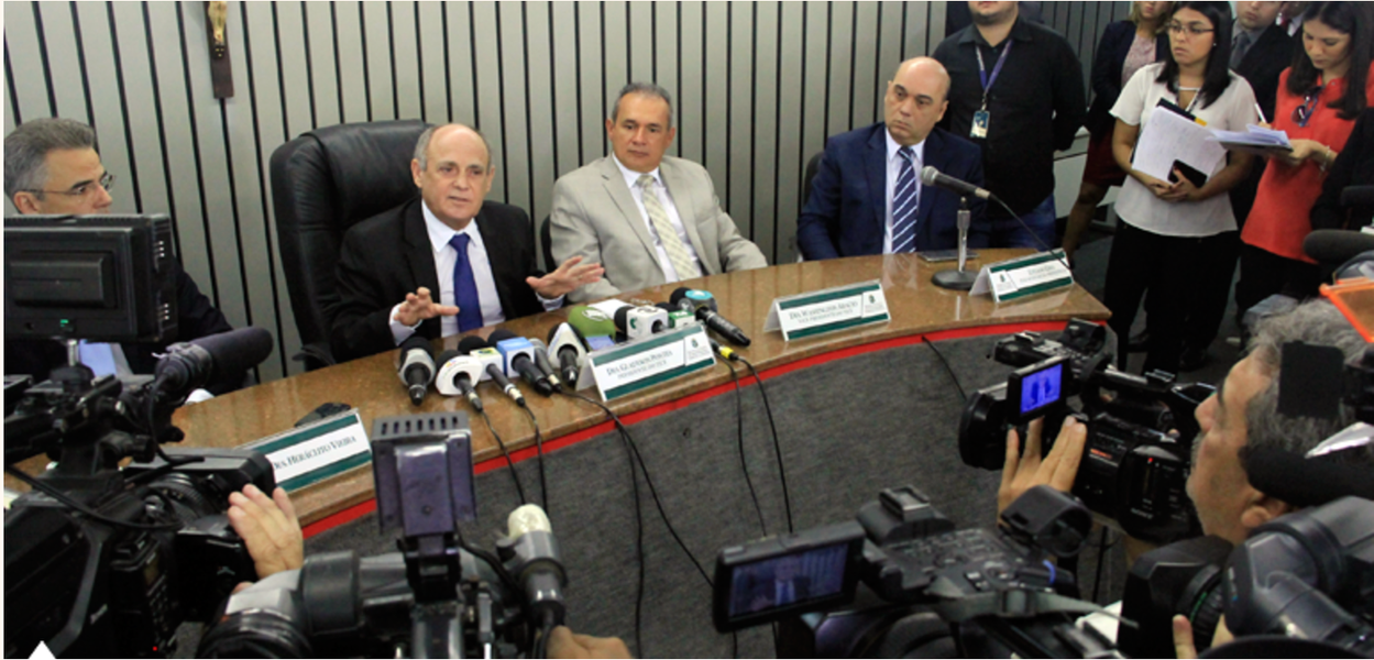 Em coletiva de imprensa nesta quinta-feira (6), o presidente do Tribunal de Justiça do Ceará (TJ-CE), explicou o projeto de lei da Organização Judiciária, que vem causando polêmica devido à extinção de comarcas do Estado. “Por mais paradoxal que pareça aos leigos, o projeto aproxima ainda mais Judiciário e sociedade. Vamos tornar o processo mais célere, aglutinando força de trabalho nos locais mais demandados”, explicou 