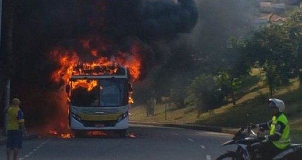 Dois ônibus urbanos foram incendiados nesta tarde na Rua Carolina Reidner, no Catumbi, provocando o fechamento da Rua Itapiru, perto do Cemitério do Catumbi, após a morte de um homem no Morro de São Carlos, no fim da manhã desta sexta-feira 7; ele teria sido vítima de uma bala perdida, chegou a ser levado ao Hospital Central da Polícia Militar, que fica nas proximidades, mas não resistiu ao ferimento