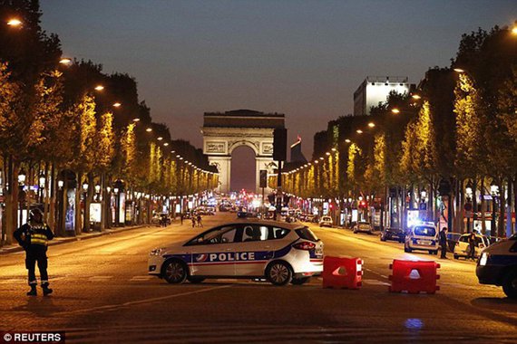 Um tiroteio em Paris nesta quinta-feira (20) deixou pelo menos dois policiais mortos, segundo a agência Sputnik; autoridades falam em "provável atentado terrorista"; segundo a polícia local, o atirador foi morto; segundo testemunhas, o atirador saiu de um carro e começou a disparar com uma metralhadora "Kalashnikov"; região próxima dos disparos foi interditada para o trabalho dos serviços especiais