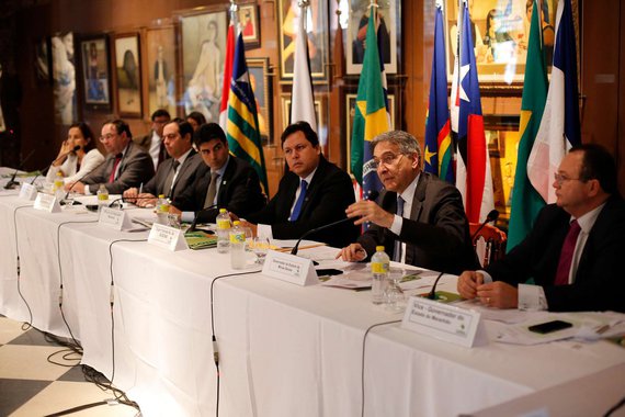 Um dos pontos questionados pelo governador de Minas, Fernando Pimentel, na reunião do Conselho Deliberativo (Condel) da Sudene, em Recife (PE), é de que os estudos que definiram os novos critérios técnicos e científicos para delimitar o semiárido brasileiro (índice de precipitação pluviométrica média anual, índice de aridez e percentual diário de déficit hídrico) foram balizados em informações de 1980 a 2010, não considerando, portanto, dados de 2011 para cá (o estudo tem como metodologia considerar apenas décadas fechadas), justamente quando o país, em especial Minas Gerais, enfrentou sua pior crise de seca