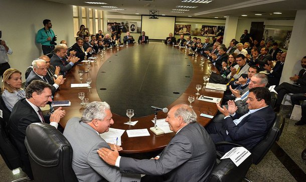 Goiás é destaque entre os demais estados brasileiros, num momento de dificuldade financeira, ao anunciar o maior pacote de obras do país (Goiás na Frente), com investimentos públicos de R$ 6 bilhões; nesta sexta-feira, várias empresas minerárias que atuam em Goiás anunciaram investimento de 750 milhões de dólares em projetos de exploração, ampliação e pesquisa mineral no Estado; agora, com mais esses investimentos privados da área de mineração 750 milhões de dólares (cerca de R$ 2,3 bilhões), a previsão de investimentos do setor privado no programa Goiás na Frente, que era de R$ 3 bilhões (600 milhões de dólares da Celg D/Enel, entre outros), deve ultrapassar os R$ 5 bilhões