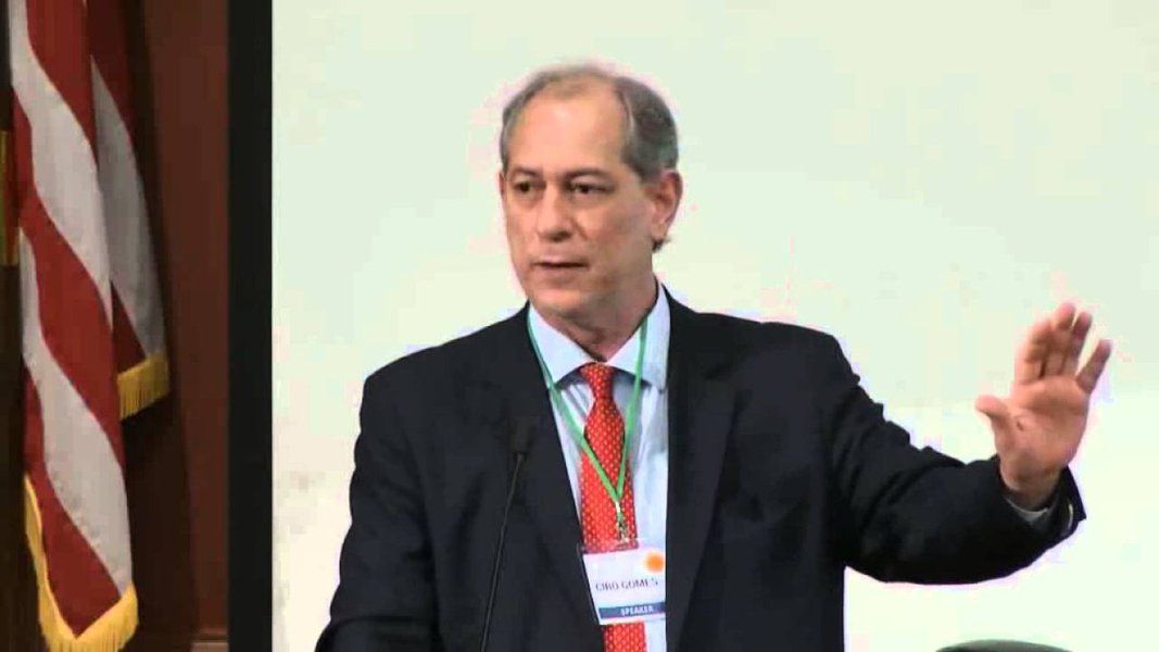 Candidato do PDT à presidência do Brasil, em 2018, o ex-ministro e ex-governador Ciro Gomes também se manifestou, pelas redes sociais, questionando a decisão do juiz paranaense Sérgio Moro, condenando, em primeira instância, o ex-presidente Lula a 9 anos e meio de prisão. Ciro questiona a coincidência da decisão de Moro ser divulgada justamente após o Senado Federal ter aprovado a reforma trabalhista. "Hoje, espero que seja só uma desagradável coincidência, numa sentença de 216 páginas, condena-se o ex-presidente mais popular da história moderna do Brasil a uma pena de prisão de nove anos e meio, por corrupção"