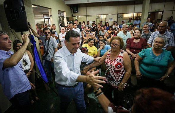 O governador de Goiás, Marconi Perillo, disse a aliados que aceita concorrer à presidência do PSDB com o apoio da ala do partido que defende a permanência da legenda no governo Michel Temer; o tucano pretende disputar o comando do partido com o senador Tasso Jereissati (CE), que preside a sigla de forma interina desde o afastamento do senador Aécio Neves; com Perillo e Tasso no páreo, devem aumentar as divergências internas da legenda, que têm como ponto central a continuidade ou não do partido no governo Temer