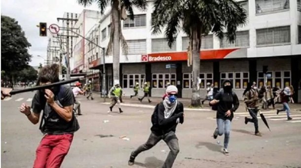 É grave o estado de saúde do estudante universitário Mateus Ferreira da Silva, 33 anos; agredido por um policial militar durante manifestação no centro de Goiânia (GO), ontem (28), Silva sofreu traumatismo cranioencefálico e múltiplas fraturas; ele integrava um grupo de jovens mascarados que começou a queimar faixas e depredar bancos e lojas 