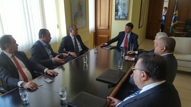O governador Wellington Dias esteve reunido, na Superintendência de Representação do Piauí (Surpi), em Brasília, com investidores da área de energias renováveis, tratando da ampliação de investimentos no setor para o estado do Piauí; a audiência contou com a participação do senador Elmano Ferrer e de representantes do Instituto INEEL Brasil, Guilherme Brasil, José Nunes e Elson Goes; foi agendada uma visita desses investidores aos municípios de São João do Piauí, Brejo do Piauí e Ribeira do Piauí, onde está localizado o maior investimento na área de energia solar da América Latina, com 95% dos investimentos já concluídos
