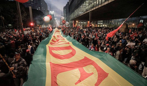 Milhares de manifestantes ocupam a Avenida Paulista, em frente ao Masp, em São Paulo; manifestantes criticam a agenda de reformas do governo de Michel Temer (PMDB) e, sobretudo, estão em defesa do ex-presidente Lula; “Eleição sem Lula é fraude” são as palavras desenhadas no maior dele; "Diziam que era só tirar a Dilma que tudo se resolvia. Hoje temos 14 milhões de desempregados, o Brasil voltando para o mapa da fome. Eles não ligam para o povo, a cabeça deles é escravocrata. Arrumem um candidato e venham disputar nas urnas", disse o senador Lindbergh Farias; acompanhe ao vivo 