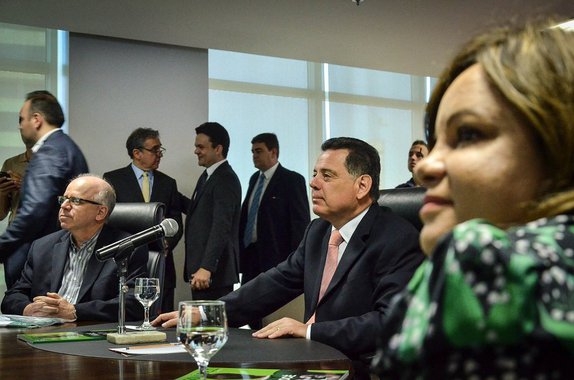 O governador Marconi Perillo lembrou, durante a solenidade de assinatura do contrato de patrocínio da Caixa Econômica Federal (Caixa) com o Goiás Esporte Clube, na manhã desta terça-feira (2/5), que tanto no esporte como na política, é preciso ter bons relacionamentos, “aprender a aceitar as críticas como elas são e fazer nossa parte para que elas diminuam"