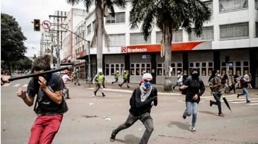 É grave o estado de saúde do estudante universitário Mateus Ferreira da Silva, 33 anos; agredido por um policial militar durante manifestação no centro de Goiânia (GO), ontem (28), Silva sofreu traumatismo cranioencefálico e múltiplas fraturas; ele integrava um grupo de jovens mascarados que começou a queimar faixas e depredar bancos e lojas 