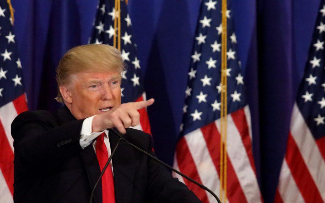 As prisões de supostos imigrantes ilegais nos Estados Unidos aumentaram quase 40% nos primeiros 100 dias da presidência de Donald Trump por causa de decretos que ampliaram o perfil de quem pode ser detido devido a violações imigratórias, de acordo com dados do governo divulgados nesta quarta-feira; o diretor interino da Agência de Cumprimento das Leis da Imigração e da Alfândega (ICE, na sigla em inglês), Thomas Homan, disse que as prisões realizadas pelo organismo chegaram a 41.318 entre 22 de janeiro e o final de abril deste ano – contra 30.028 no mesmo período do ano passado