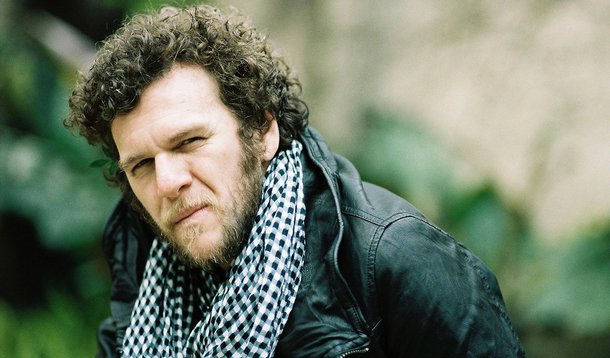 Em entrevista aos jornalistas Paulo Moreira Leite e Alex Solnik, o cantor e compositor Otto Maximiliano Pereira de Cordeiro Ferreira, ou simplesmente Otto, desabafa: "Como se pode fazer isso com um país"?; "Acho que estamos vivendo a maior tortura como povo... são quatro, cinco anos... ninguém aguenta mais", diz; Otto não tem dúvida acerca do caminho a seguir: "Uma coisa eu sei: o palco de quem pede Diretas é o verdadeiro". E explica por que os grandes artistas não estão juntos na campanha das Diretas, tal como em 1984: "São os cachês... prefeituras... são deputados"; ele não vê mais Temer como presidente: "O Brasil está sem pai, sem mãe. O Brasil está órfão". "Quem é Temer?", pergunta; para ele, "acabar com a história de Dilma é terrível"