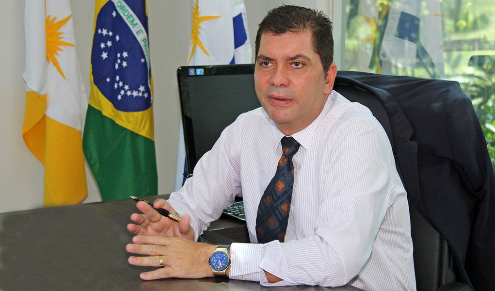 Alegando déficit de R$ 7,7 milhões, o prefeito de Palmas, Carlos Amastha (PSB) apresentou novamente à Câmara de Palmas um projeto para aumentar a taxa de coleta de lixo na Capital; em abril, o Legislativo rejeitou a proposta, de 16 de dezembro de 2016, em que o Executivo pedia o aumento de 208,83 % na taxa; agora, a gestão quer aprovar um reajuste de 75%