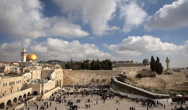 Palestinos voltaram a rezar sem restrições na Esplanada das Mesquitas neste sábado (29), em uma Jerusalém que acordou em calma após duas semanas de violência pela oposição dos muçulmanos às medidas de segurança extraordinárias impostas por Israel depois um ataque na região; na noite dessa sexta, Israel suspendeu a limitação de acesso ao local aos homens menores de 50 anos que tinha sido decretada para as orações do dia
