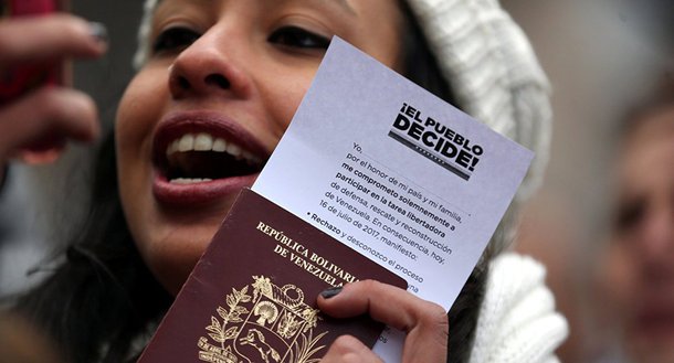 Cerca de um milhão de venezuelanos que vivem no exterior votaram no plebiscito não vinculante realizado neste domingo, segundo o líder da oposição, Henrique Capriles; o objetivo da votação é medir a opinião da população sobre a decisão do presidente Nicolás Maduro de iniciar um processo constituinte; em Madrid, a estimativa é de que 30 mil venezuelanos votaram, inclusive algumas figuras de destaque da oposição; o local foi tomado por uma atmosfera festiva, com centenas de pessoas envoltas em bandeiras e com a camisa da seleção local nas seções de votação improvisadas