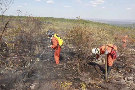 Para reforçar a prevenção de incêndios florestais nas regiões oeste e centro norte da Bahia, a Secretaria do Meio Ambiente do Estado e o Instituto do Meio Ambiente e Recursos Hídricos iniciaram nesta terça-feira (4) a segunda edição da Caravana Bahia Sem Fogo; serão investidos R$ 20 milhões no monitoramento e prevenção de focos de fogo; "Esse dinheiro será investido na contratação de 2.500 horas de voo de helicópteros e aeronaves para que possamos fazer esse trabalho de prevenção e ao mesmo tempo estarmos aptos para o combate aos incêndios e ao fogo no momento em que se fizer necessário", diz o secretário do Meio Ambiente, Geraldo Reis