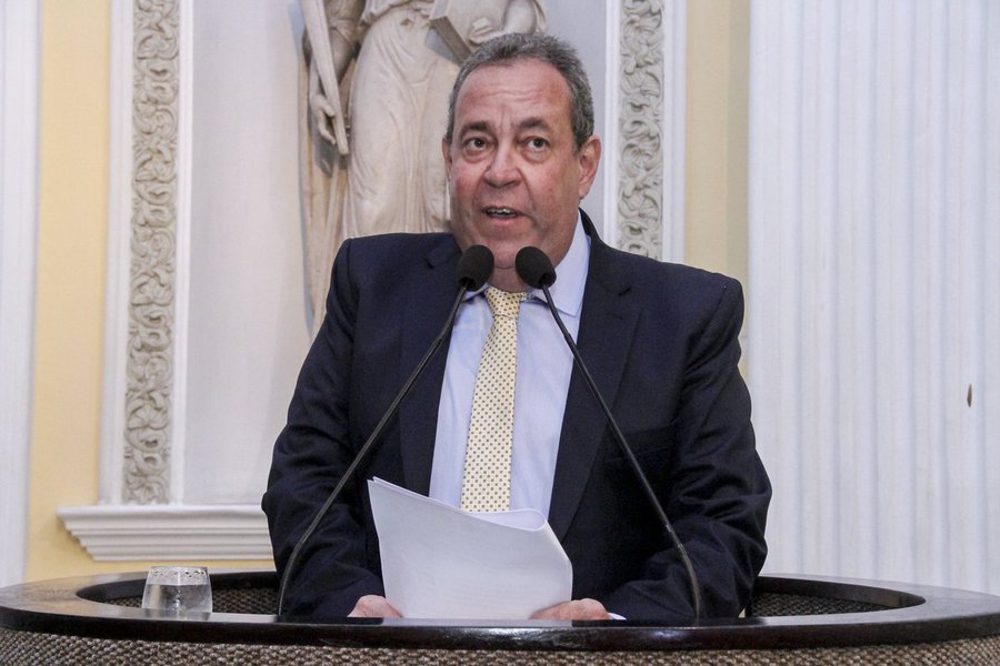 Diante das informações apresentadas pelo Tribunal de Contas do Estado sobre superfaturamento na construção da Arena de Pernambuco, o deputado estadual Álvaro Porto (PSD) diz que o governo de Paulo Câmara (PSB) está "desnudado"; "A denúncia de desperdício de dinheiro público, superfaturamento de serviços e obras inacabadas que deveriam ter sido executados pelo governo do Estado para a Copa de 2014 precisa ser investigada pela Justiça mas também informada ao povo. A população necessita estar consciente da distância que existe entre discurso e prática dos que vêm governando o Estado há mais de dez anos", diz o deputado
