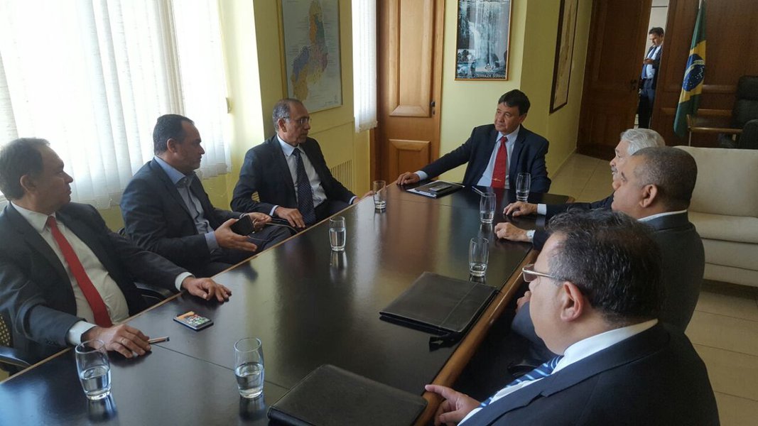 O governador Wellington Dias esteve reunido, na Superintendência de Representação do Piauí (Surpi), em Brasília, com investidores da área de energias renováveis, tratando da ampliação de investimentos no setor para o estado do Piauí; a audiência contou com a participação do senador Elmano Ferrer e de representantes do Instituto INEEL Brasil, Guilherme Brasil, José Nunes e Elson Goes; foi agendada uma visita desses investidores aos municípios de São João do Piauí, Brejo do Piauí e Ribeira do Piauí, onde está localizado o maior investimento na área de energia solar da América Latina, com 95% dos investimentos já concluídos