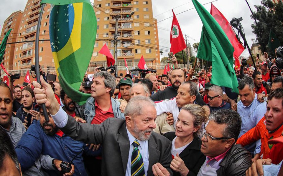 "A guerra das forças reacionárias contra as forças populares acaba de chegar em um de seus momentos mais decisivos e também mais elucidativos. O momento é decisivo porque nas próximas semanas os reacionários pretendem lançar um ataque fulminante contra a classe trabalhadora, retirando-lhe de uma só vez a maior parte de seus direitos trabalhistas, seu direito real de aposentadoria e todas as vias políticas e sociais para reverter esse quadro", diz o historiador Carlos D'Incao; "Querem condenar Lula na Lava-Jato ainda no primeiro semestre. Com isso, além de abrirem as portas para a sua inelegibilidade em 2018, criariam um fato político para acobertar a notícia da aprovação de suas reformas - planejadas para serem votadas na calada da noite"