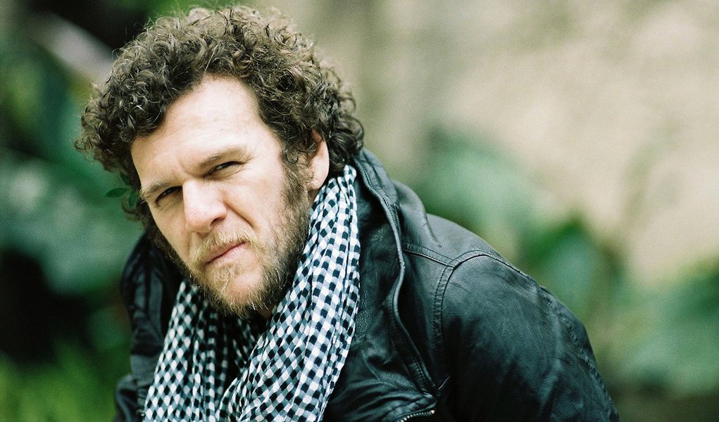 Em entrevista aos jornalistas Paulo Moreira Leite e Alex Solnik, o cantor e compositor Otto Maximiliano Pereira de Cordeiro Ferreira, ou simplesmente Otto, desabafa: "Como se pode fazer isso com um país"?; "Acho que estamos vivendo a maior tortura como povo... são quatro, cinco anos... ninguém aguenta mais", diz; Otto não tem dúvida acerca do caminho a seguir: "Uma coisa eu sei: o palco de quem pede Diretas é o verdadeiro". E explica por que os grandes artistas não estão juntos na campanha das Diretas, tal como em 1984: "São os cachês... prefeituras... são deputados"; ele não vê mais Temer como presidente: "O Brasil está sem pai, sem mãe. O Brasil está órfão". "Quem é Temer?", pergunta; para ele, "acabar com a história de Dilma é terrível"