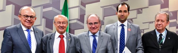 O senador José Pimentel (PT-CE), vice-presidente da Frente Parlamentar Mista da Micro e Pequena Empresa, reuniu ontem, em Brasília, na Comissão de Assuntos Econômicos (CAE), representantes dos setores de comércio, serviços e indústria para discutir sugestões de mudanças na lei do Simples Nacional