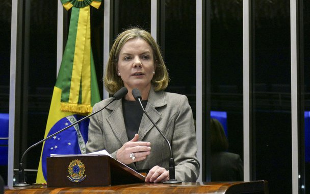 Começa um novo embate no plenário do Senado acerca da reforma trabalhista; a senadora Gleisi Hoffmann (PT-PR) adiantou que a oposição apresentará vários questionamentos na sessão plenária desta terça-feira (11), em que o único item da pauta é a reforma trabalhista (PLC 38/2017); Gleisi defendeu o adiamento da votação, principalmente depois que o deputado Sergio Zveiter (PMDB-RJ) apresentou na CCJ relatório favorável à denúncia contra o presidente Michel Temer por crime de corrupção