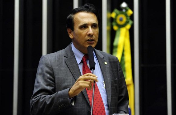 O deputado federal Carlos Gaguim (Podemos-TO) é o único representante do Tocantins na Comissão de Constituição e Justiça (CCJ) da Câmara, que avalia a denúncia da PGR contra Michel Temer, o primeiro presidente denunciado por corrupção na história do País; o parlamentar afirmou que votará a favor de Temer, mesmo com o relator Sergio Zveiter (PMDB-RJ) tendo apresentado parecer favorável à admissibilidade da denúncia pelo crime de corrupção passiva contra Temer
