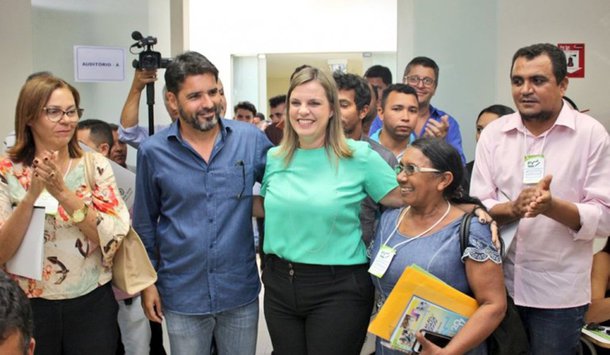 Dirigentes do PV do Tocantins tiveram uma reunião no HotelRio Sono, em Palmas, para lançar projetos partidários para 2018 e redefinir o comando estadual da sigla; o presidente estadual do PV, Marcelo Lelis, anunciou que a sigla ficará agora sob o comando da vice-governadora do Estado, Cláudia Lelis, porque ele assumirá um cargo na executiva nacional do partido; a vice-­governadora garantiu manter apoio ao PMDB, de Marcelo Miranda; “O PV é um partido aliado ao PMDB”, afirmou ela