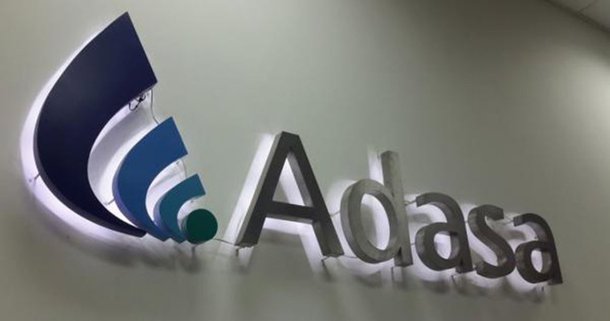 A Justiça do Distrito Federal deu prazo de 15 dias para a Agência Reguladora das Águas (Adasa) exonerar 12 servidores comissionados que foram contratados de forma irregular por exercerem funções que não sejam de direção, chefia e assessoramento, o que fere a Constituição; em caso de descumprimento, a previsão de multa diária de R$ 10 mil