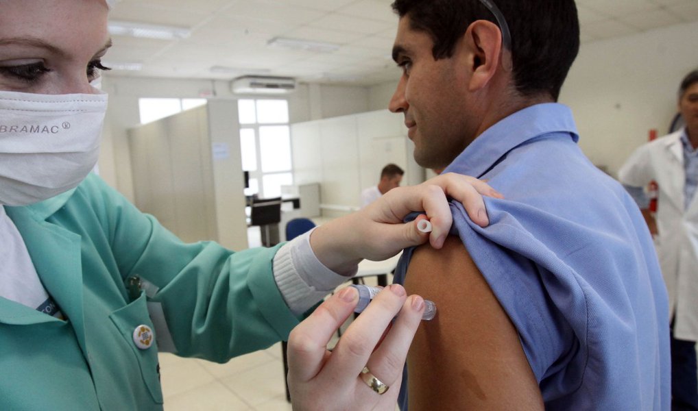 Até o momento, apenas 20% do público-alvo da campanha de vacinação contra a gripe no Rio foram imunizados; a 19ª Campanha Nacional de Vacinação Contra Influenza começou no dia 17 de abril e a expectativa é imunizar 4,5 milhões de pessoas no estado até o dia 26 de maio; de acordo com o subsecretário de Vigilância em Saúde da Secretaria de Estado de Saúde (SES), Alexandre Chieppe, no ano passado, a procura pela vacina foi grande e a meta de cobertura no Brasil e no Rio foi atingida