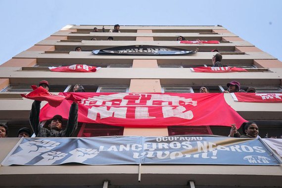 Em manifestação encaminhada em nome do MPE, o promotor de Justiça da 1ª Promotoria de Justiça Cível, Geraldo Messa, recomendou o cumprimento compulsório da reintegração de posse do prédio do antigo Hotel Açores, ocupado na último dia 4 por cerca de 150 famílias ligadas ao Movimento de Luta nos Bairros, Vilas e Favelas (MLB), incluindo moradores da Lanceiros Negros, ocupação despejada à força pela Brigada Militar de um prédio pertencente ao Estado em 14 de junho