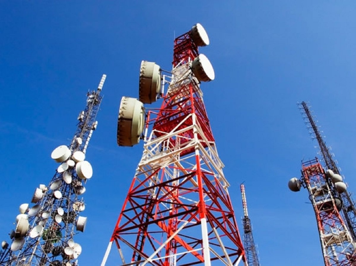 A Câmara Municipal de Fortaleza aprovou ontem (25), o Projeto de lei que trata do licenciamento para instalação de antenas de recepção de rádio, televisão, telefonia e telecomunicações. Junto com o projeto, foi aprovada uma emenda 09/2017, de autoria do vereador Acrísio Sena, não autorizando a instalação de infraestrutura de suporte de torres para reprodução de sinal e equipamentos em Zonas de Proteção Ambiental, áreas de parques, praças e vias públicas, ou a menos de 50 metros de hospitais, clínicas de internação, escolas, creches ou asilos