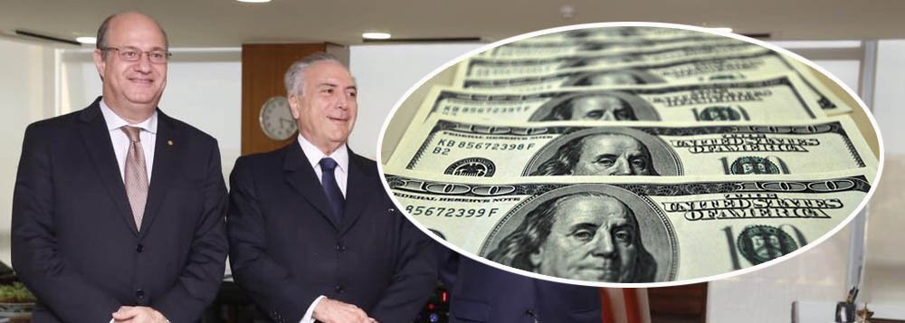 Sob o comando de Ilan Goldfajn, o Banco Central começa a queimar as reservas internacionais de US$ 382,5 bilhões que os governos dos presidentes Lula e Dilma acumularam; nesta segunda, o BC anunciou a venda de US$ 3 bilhões, uma espécie de "bolsa-Miami", que visa estabilizar a cotação do dólar; é mais um retrocesso do governo golpista