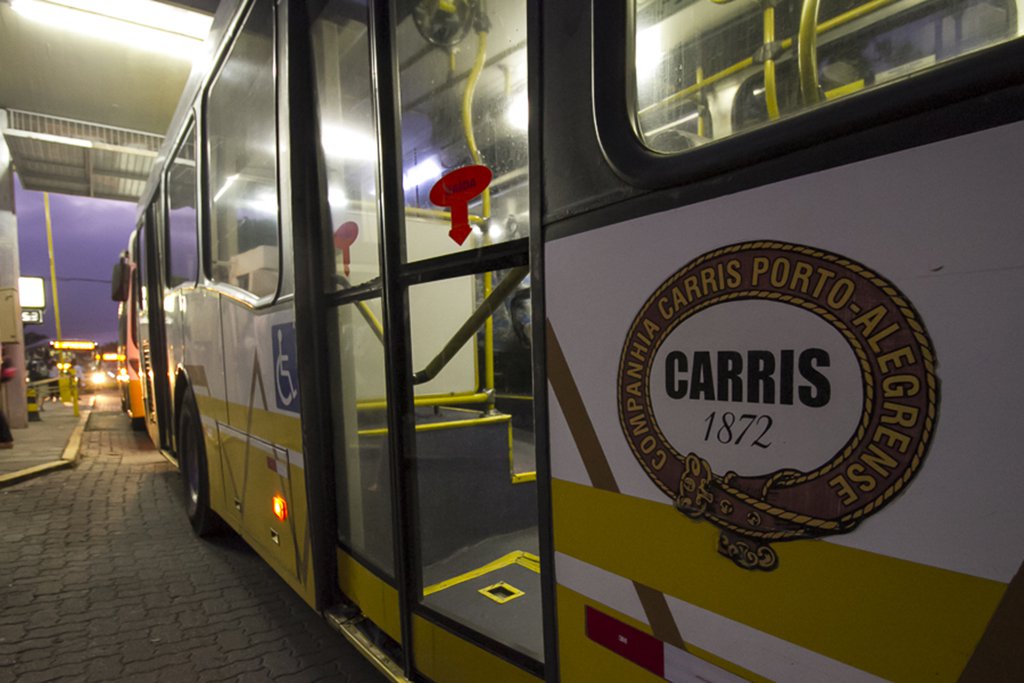 Alegando desequilíbrio financeiro, as operadores privadas do sistema de transporte público de Porto Alegre anunciaram que pretendem, a curto prazo, transferir a operação de quatro linhas de ônibus – 620 Iguatemi/Vila Jardim; 264 Prado; 256 Intendente Azevedo e 349 São Caetano – para a Carris; as empresas afirmam  que a Carris não cumpre a quilometragem definida em contrato, mas recebe receitas equivalentes.
 