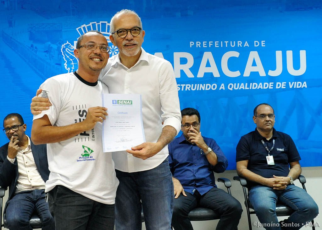 Durante a formatura de 113 alunos dos cinco cursos profissionalizantes ofertados pela prefeitura de Aracaju – em parceria com outras entidades -, o prefeito Edvaldo Nogueira afirmou que essa é a “nossa contribuição na formação do cidadão e uma janela de oportunidade para enfrentar a crise e o desemprego”; para ele, “ o aluno que recebe hoje este diploma está apto a disputar um emprego de forma qualificada e pode ser também um empreendedor”; meta da prefeitura é formar, neste ano, 8 mil alunos em cursos profissionalizantes em diversas áreas