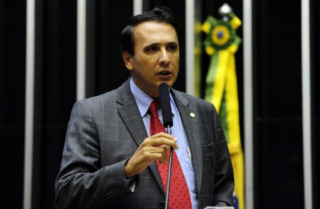 O deputado federal Carlos Gaguim (Podemos-TO) é o único representante do Tocantins na Comissão de Constituição e Justiça (CCJ) da Câmara, que avalia a denúncia da PGR contra Michel Temer, o primeiro presidente denunciado por corrupção na história do País; o parlamentar afirmou que votará a favor de Temer, mesmo com o relator Sergio Zveiter (PMDB-RJ) tendo apresentado parecer favorável à admissibilidade da denúncia pelo crime de corrupção passiva contra Temer
