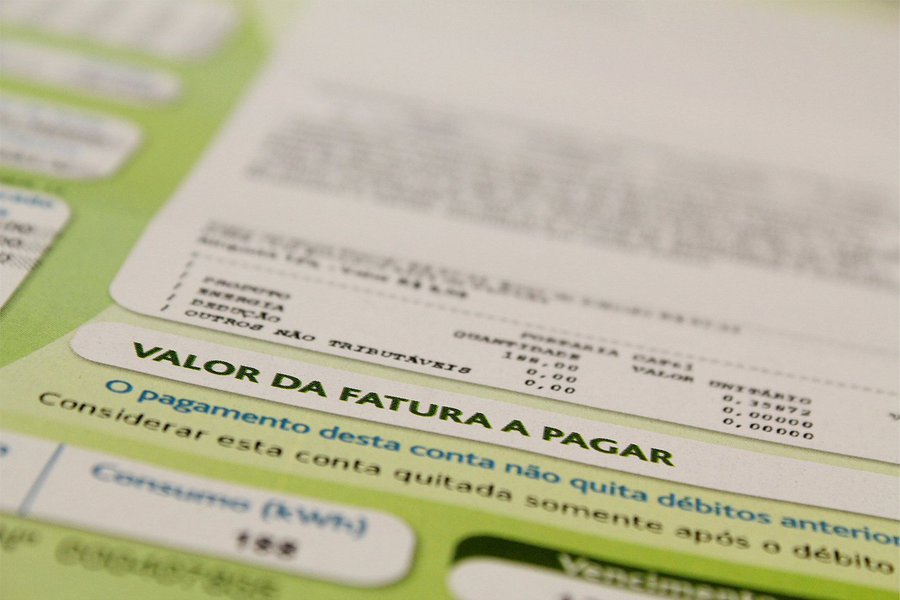 Os clientes da AES Eletropaulo estão pagando mais caro pelo consumo da energia elétrica a partir desta terça-feira; em média, o valor da conta de luz aumentou 4,48%; de acordo com o reajuste autorizado no último dia 27 de junho pela Agência Nacional de Energia Elétrica (Aneel), a tarifa subiu 5,37% para as residências e 2,37% nas indústrias