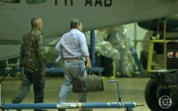 Preso na tarde desta segunda na Bahia e levado para a Superintendência da Polícia Federal em Brasília no início desta madrugada, o ex-ministro Geddel Vieira Lima foi transferido no começo da tarde para o Complexo Penitenciário da Papuda, no Distrito Federal; ele dividirá a cela com outros nove presos na ala do Centro de Detenção Provisória destinada a detentos com nível superior e terá direito a duas horas de banho de sol por dia e a receber quatro visitantes às sextas-feiras