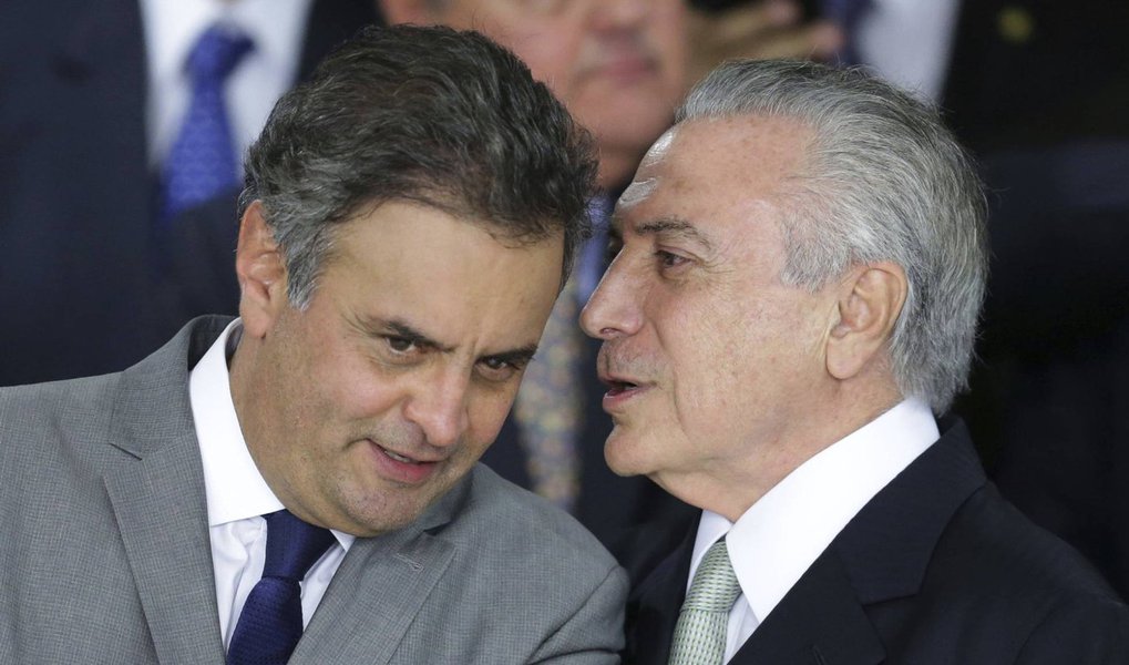 Com receio de perder votos do PSDB em favor da abertura da investigação de corrupção passiva contra ele na Câmara, Michel Temer convidou o senador Aécio Neves (PSDB-MG) para um jantar no Palácio do Jaburu na noite desse sábado, 29; junto com o ex-presidente da Câmara, Eduardo Cunha (PMDB), que cumpre pena de 15 anos de prisão em Curitiba por corrupção, Aécio e Temer formam a trinca do golpe parlamentar de 2016 que ostenta a maior rejeição da população brasileira; também convidado para o jantar, o presidente da Câmara, Rodrigo Maia, não compareceu