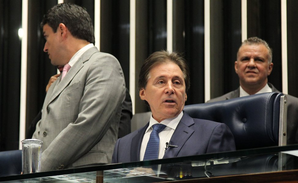 Após se reunir com Michel Temer, o presidente do Senado, Eunício Oliveira (PMDB-CE), confirmou que vai colocar a reforma trabalhista em votação no plenário na terça-feira (11). Eunício disse ainda que a votação será realizada independente do resultado da reunião da Comissão de Constituição e Justiça da Câmara Federal que analisará as denúncias contra Temer