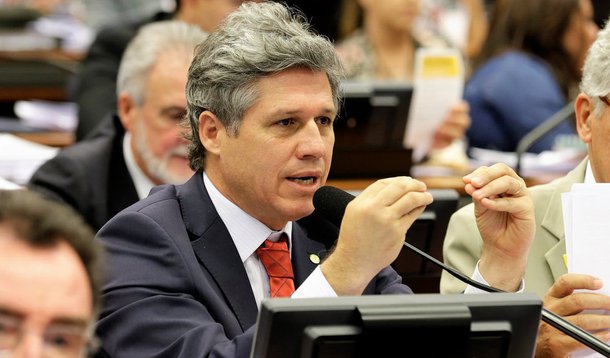 Deputado do PT defendeu, na sessão da Comissão de Constituição, Justiça e Cidadania da Câmara (CCJ), que começa a analisar a denúncia contra Michel Temer, que o rito do impeachment se aplica ao caso do peemedebista; Paulo Teixeira (PT-SP) destacou que Temer chama ao Planalto diversos deputados para oferecer favores; "Espero que nenhum deputado coloque sua consciência à venda, por emenda, por cargos, que aceite a pressão com o assédio que está sendo feito pelo Palácio do Planalto"