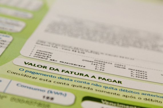Os clientes da AES Eletropaulo estão pagando mais caro pelo consumo da energia elétrica a partir desta terça-feira; em média, o valor da conta de luz aumentou 4,48%; de acordo com o reajuste autorizado no último dia 27 de junho pela Agência Nacional de Energia Elétrica (Aneel), a tarifa subiu 5,37% para as residências e 2,37% nas indústrias