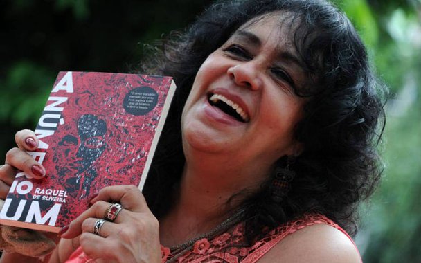 Em "A Número Um", Raquel de Oliveira revisita sua trajetória desde criança, quando foi vendida pela avó, até se tornar a primeira-dama do tráfico e depois chefe, na maior favela do país