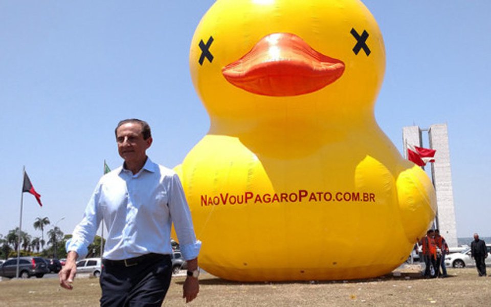 Após o governo Michel Temer anunciar a alta do PIS e da Cofins sobre os combustíveis, a Federação das Indústrias do Estado de São Paulo (Fiesp) voltou a inflar o pato amarelo que marcou as manifestações pelo impeachment da presidente Dilma Rousseff feitas pela entidade com o mote "Não vou pagar o pato"; "Aumento de imposto recai sobre a sociedade, que já está sufocada, com 14 milhões de desempregados, falta de crédito e sem condições gerais de consumo", disse o presidente da Fiesp, Paulo Skaf, em nota;  "Somos contra o aumento de impostos porque acreditamos que isso é prejudicial para o conjunto da sociedade. Não cansaremos de repetir: Chega de Pagar o Pato", completou; Skaf é ligado ao PMDB e aliado de Michel Temer