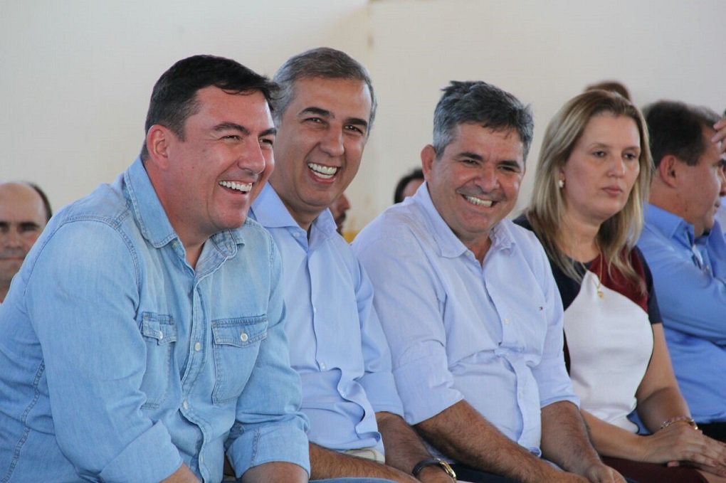 Nova Crixás, município integrante do Vale do Araguaia, na região Noroeste do Estado, será contemplada com recursos superiores a R$ 260 milhões para obras estruturantes do programa "Goiás na Frente"; anúncio foi feito pelo vice-governador e coordenador do programa, José Eliton, em solenidade realizada na Feira Coberta da cidade; além da verba de R$ 1 milhão, a fundo perdido, que o governo liberou para a Prefeitura de Nova Crixás investir na área definida pelo prefeito, vereadores e a população, o Estado investirá no município um total de R$ 268,5 milhões na pavimentação de três rodovias