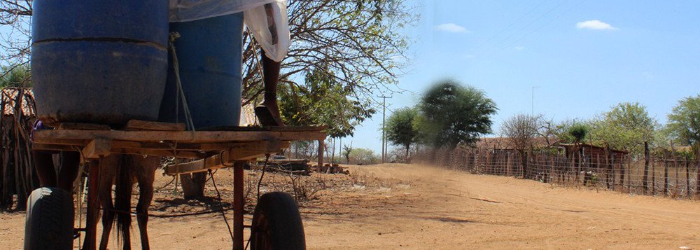 Vinte e cinco municípios do Piauí tiveram situação de emergência reconhecida pelo governo federal; as cidades atingidas pela medida ficam no Semiárido piauiense, especificamente nos territórios Serra da Capivara, Vale do Canindé, Vale do Guaribas e Vale dos Rios Piauí e Itaueira; a emergência desses municípios já tinha sido decretada pelo Governo do Estado no início do mês devido ao período de estiagem prolongado que atinge essas regiões