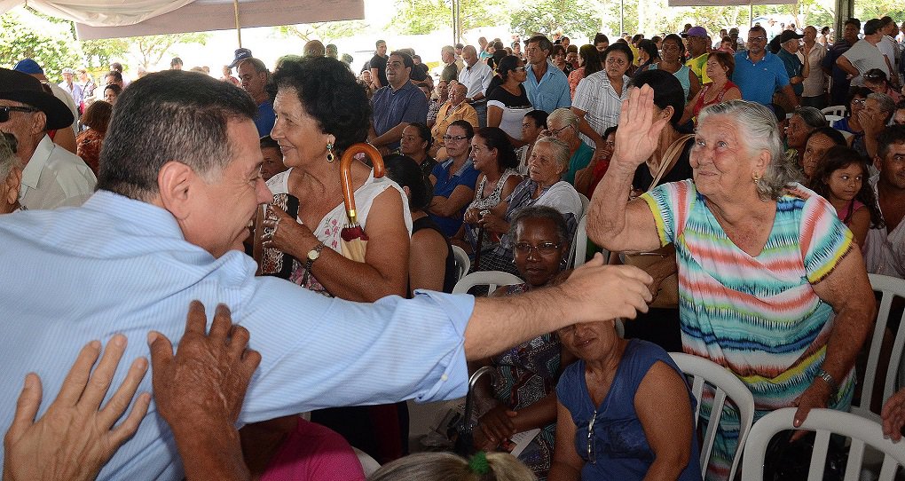 Sob a liderança do governador Marconi Perillo, Goiás avança de forma significativa nos índices de competitividade econômica e social; indicadores mais recentes, que serão apresentados nesta segunda-feira por Marconi durante reunião do Programa Goiás Mais Competitivo e Inovador (GMCI), mostram que, mesmo em período de profunda depressão econômica, o Estado avançou na redução da pobreza, na educação, no saneamento e na infraestrutura domiciliar entre 2014 e 2015; números, processados pelas consultorias CLP e Macroplan – instituições credenciadas pelo poder público para construir o Ranking Nacional de Competitividade –, antecipam que Goiás avança de forma significativa na escala de indicadores econômicos e sociais