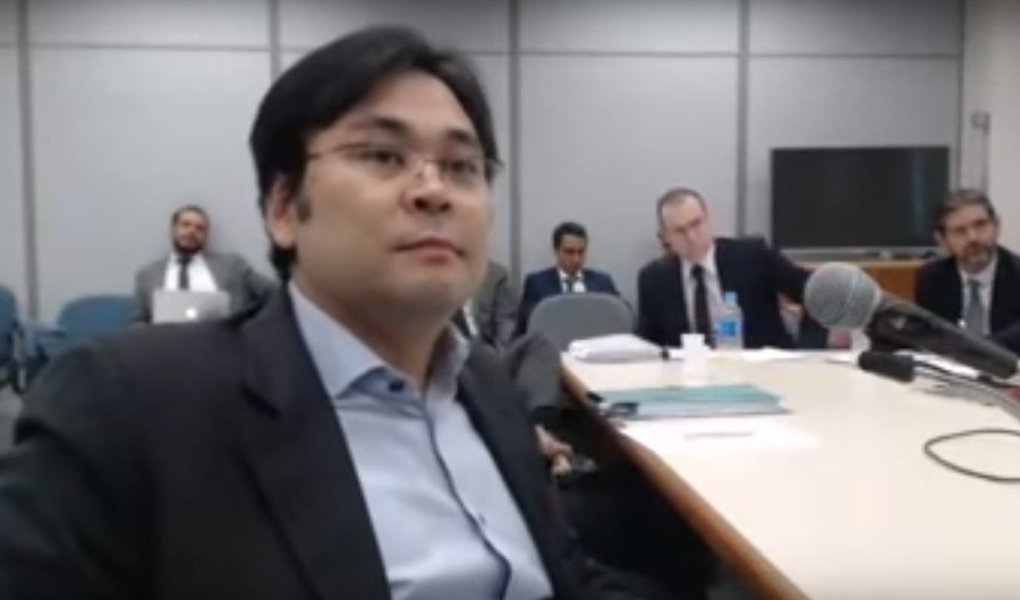 Em depoimento ao juiz Sérgio Moro, o ex-diretor-financeiro e presidente da OAS Empreendimentos, Fabio Yonamine, disse que Léo Pinheiro nunca afirmou que o ex-presidente Lula tinha um apartamento "reservado" no Condomínio Solaris, no Guarujá; "Doutor Léo nunca me disse que tinha uma unidade reservada para o ex-presidente", disse Yonamine nos minutos finais de seu depoimento a Moro, que durou cerca de duas horas. Segundo o executivo, o apartamento 164-A era, no seu entendimento, um "estoque" da OAS, "não era uma unidade reservada para Lula"