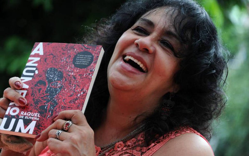 Em "A Número Um", Raquel de Oliveira revisita sua trajetória desde criança, quando foi vendida pela avó, até se tornar a primeira-dama do tráfico e depois chefe, na maior favela do país